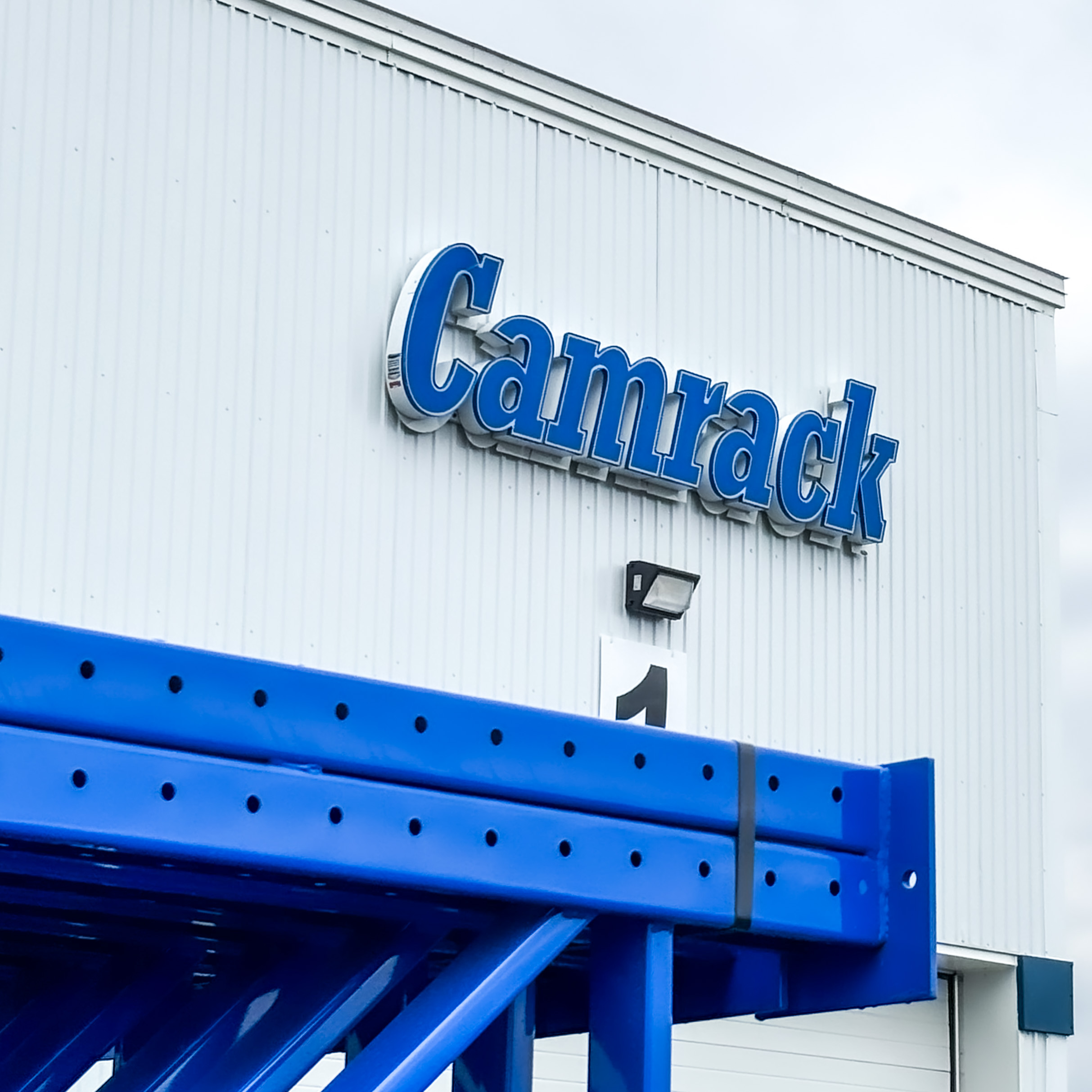 Usine de Camrack au Québec avec structure de rack industriel fabriquée par l’entreprise.